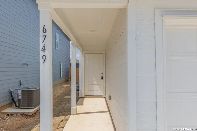 6749 MARBLE RDG Elmendorf, TX 78112