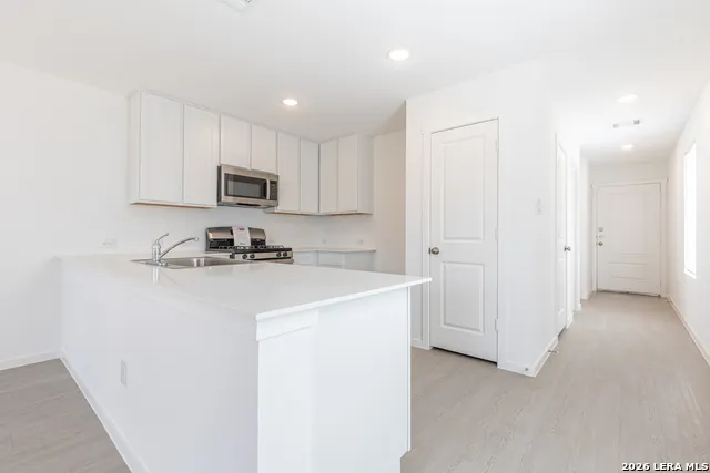 6749 MARBLE RDG Elmendorf, TX 78112
