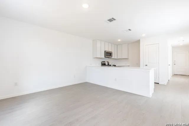 6749 MARBLE RDG Elmendorf, TX 78112