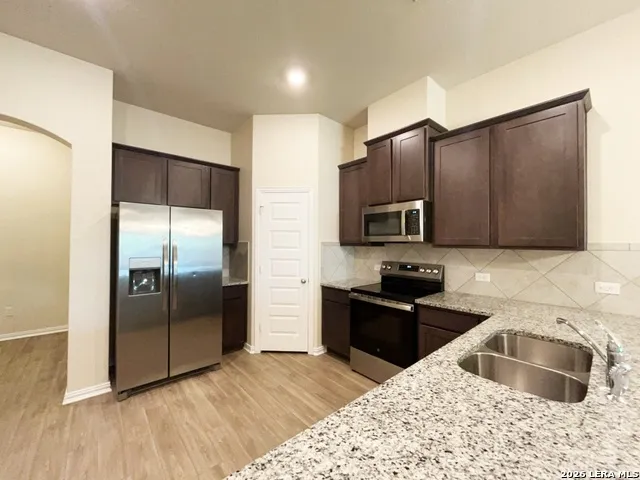 5435 Devils Gate Unit 2 Converse, TX 78109