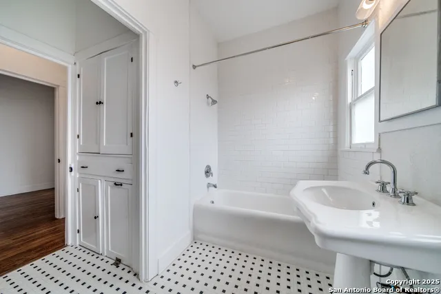 322 E Locust San Antonio, TX 78212