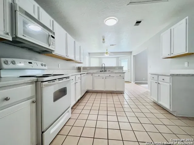 13119 FORUM RD Universal City, TX 78148