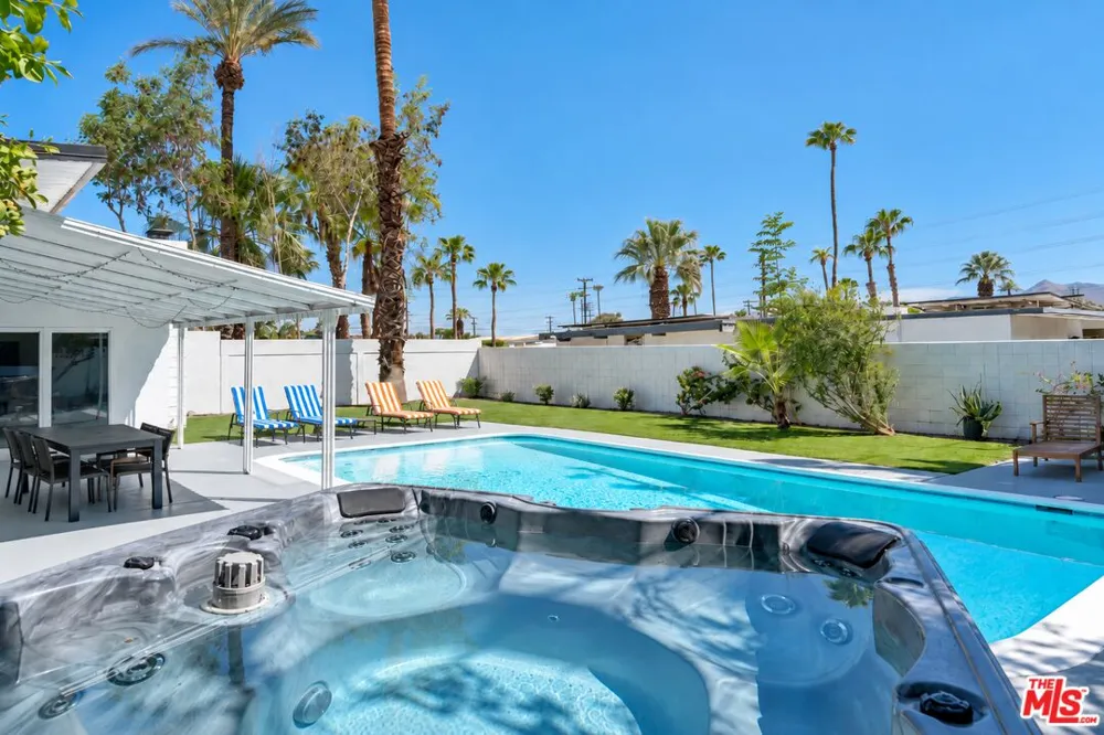 547 Farrell Drive Palm Springs, CA 92262