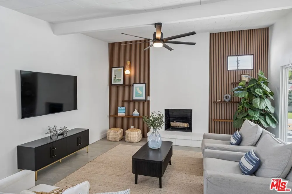 547 Farrell Drive Palm Springs, CA 92262