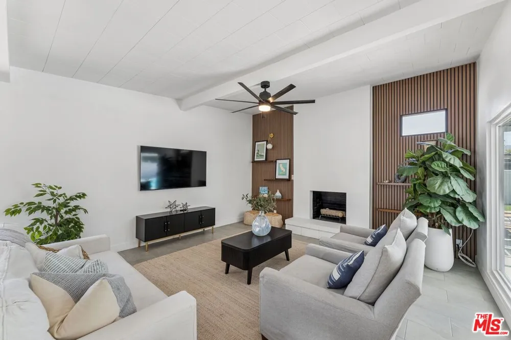 547 Farrell Drive Palm Springs, CA 92262