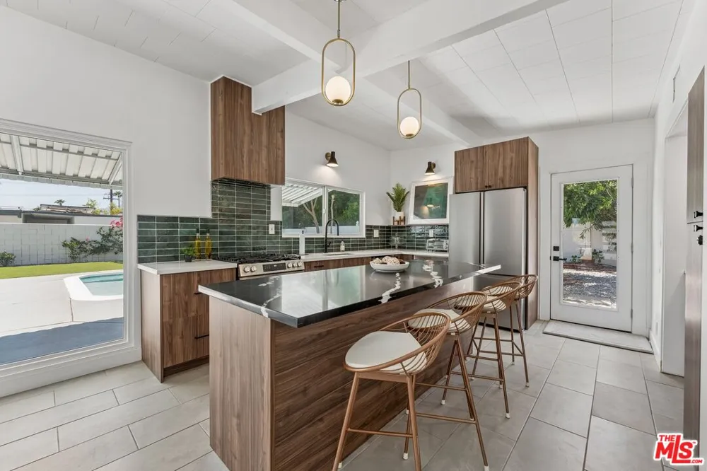 547 Farrell Drive Palm Springs, CA 92262