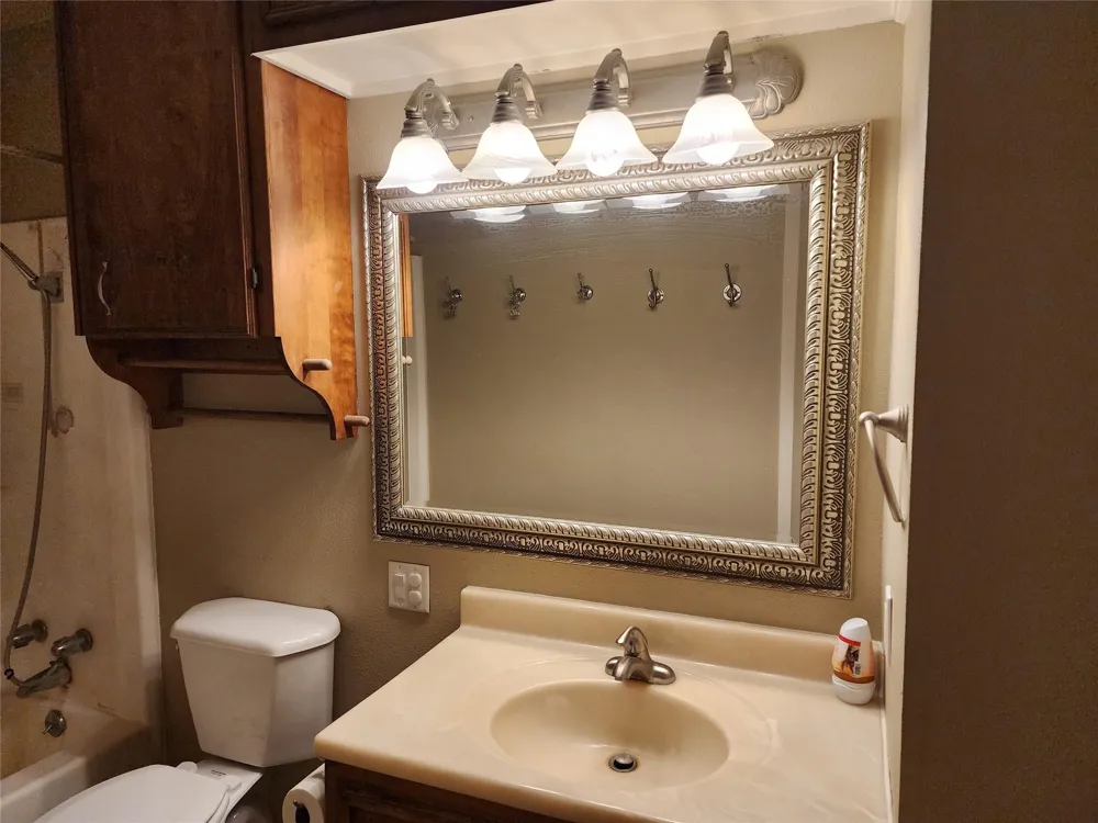 407 Avenue C Markham, TX 77456