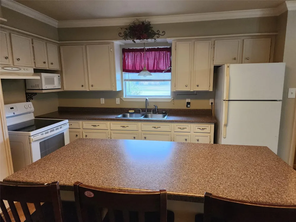 407 Avenue C Markham, TX 77456