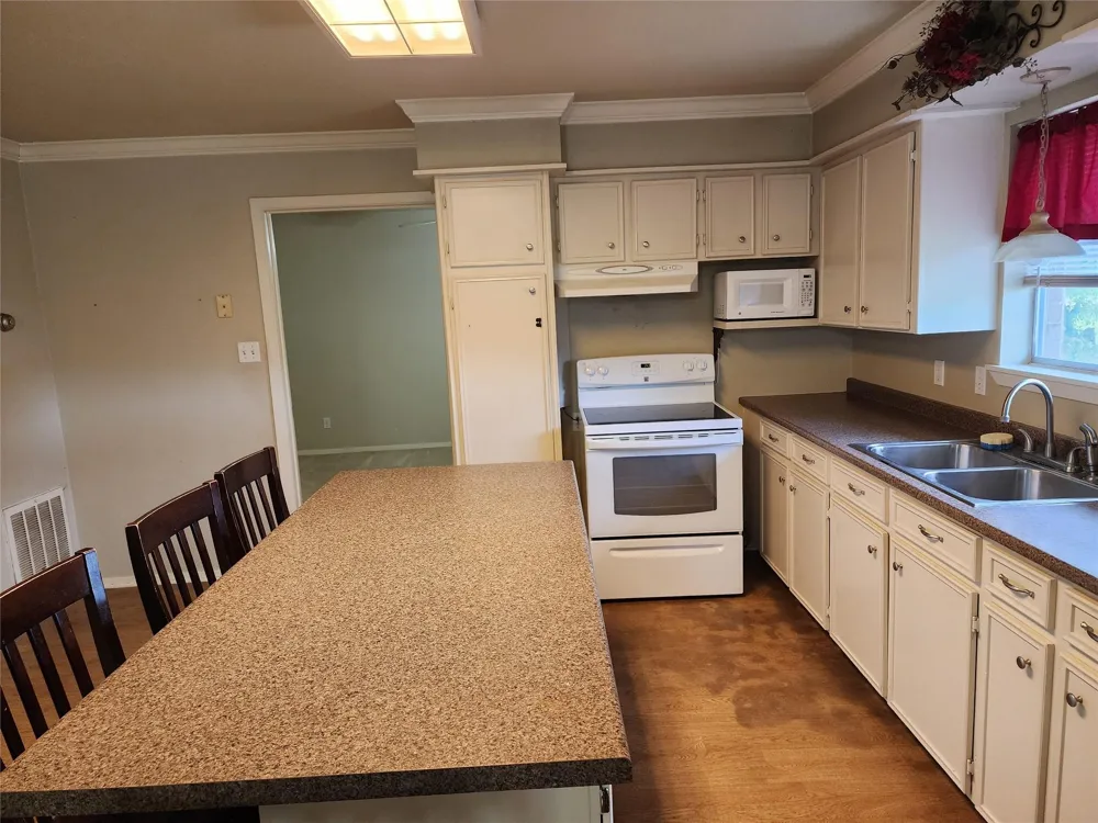 407 Avenue C Markham, TX 77456