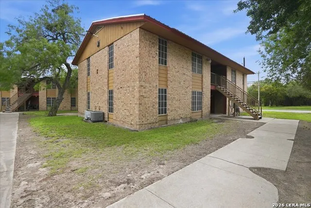 600 E CROCKETT ST Beeville, TX 78102