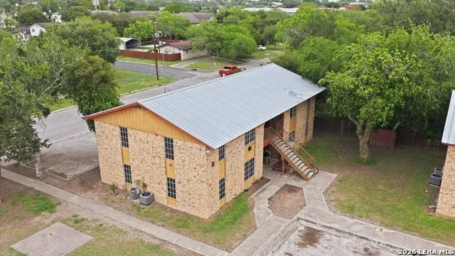 600 E CROCKETT ST Beeville, TX 78102