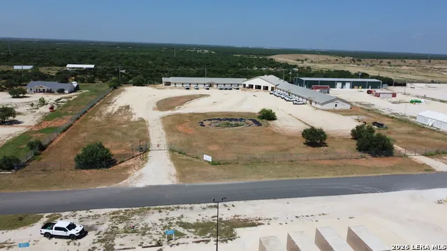 612 SERVICE COUNTY RD Carrizo Springs, TX 78834