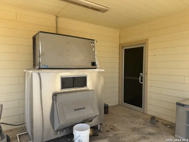 612 SERVICE COUNTY RD Carrizo Springs, TX 78834