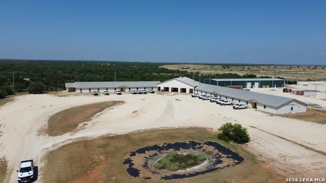 612 SERVICE COUNTY RD Carrizo Springs, TX 78834