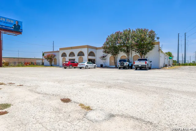735 E IH 10 Seguin, TX 78155