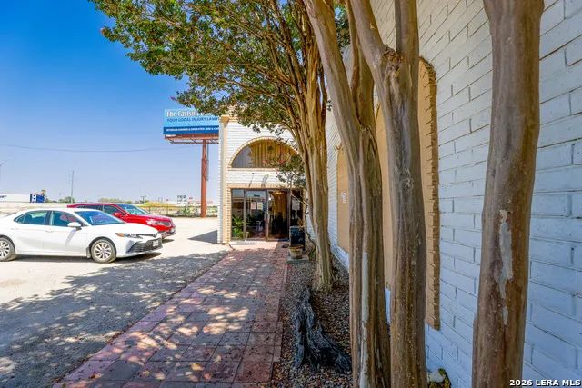 735 E IH 10 Seguin, TX 78155