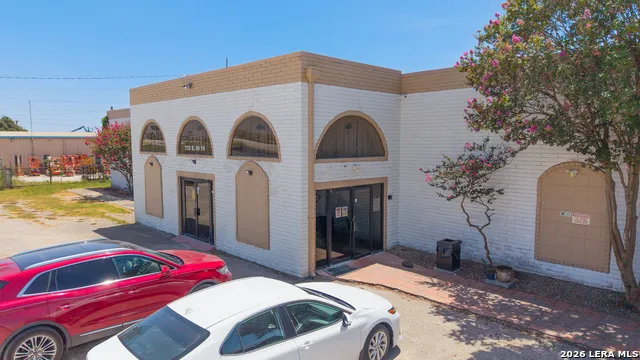 735 E IH 10 Seguin, TX 78155