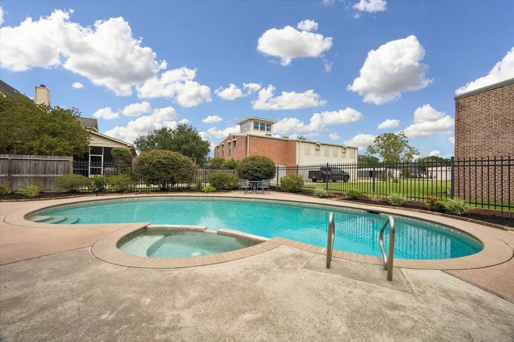 2103 Airline Drive Friendswood, TX 77546
