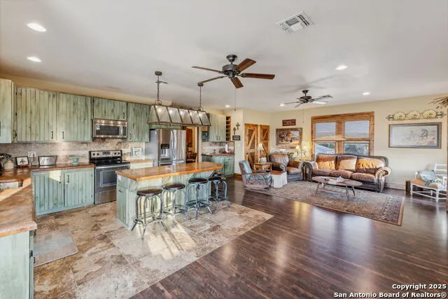 232 Stoneleigh Road Center Point, TX 78010