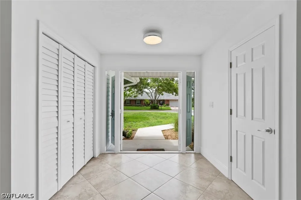 QUEENS WAY E Naples, FL 34112