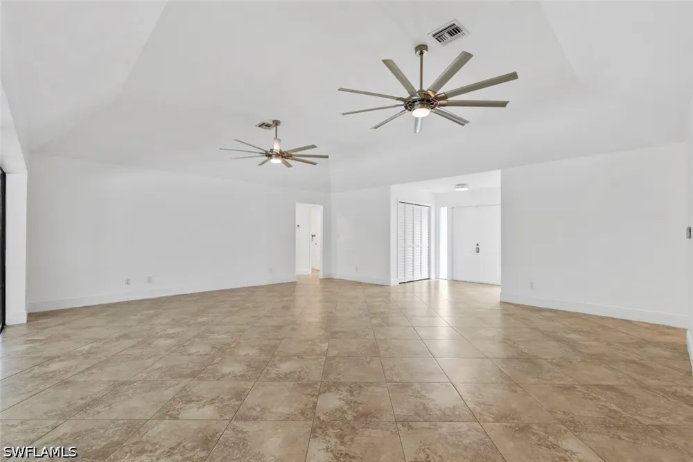 QUEENS WAY E Naples, FL 34112