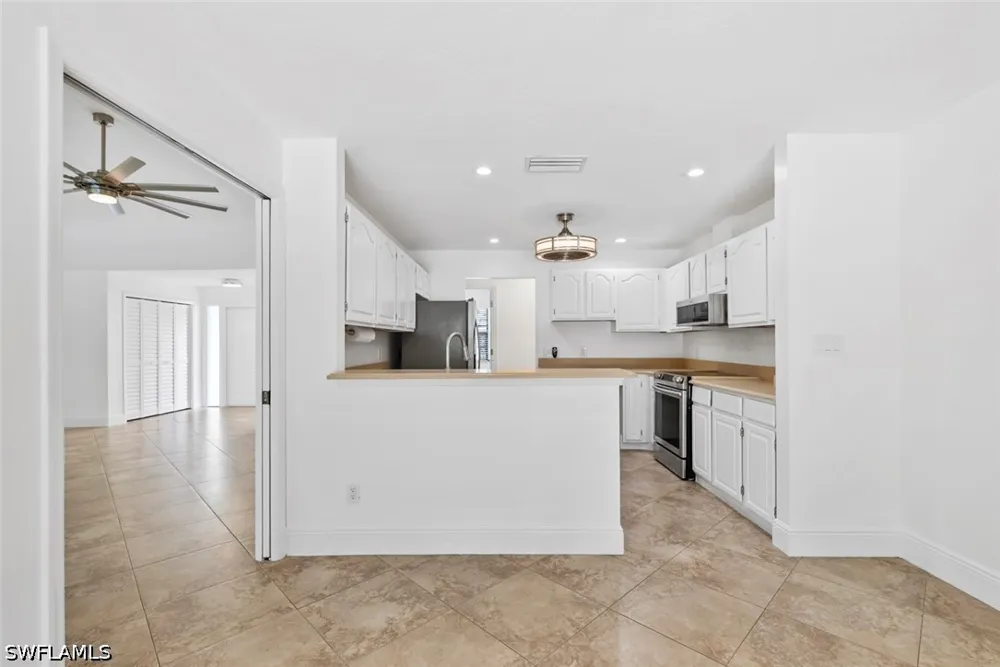 QUEENS WAY E Naples, FL 34112