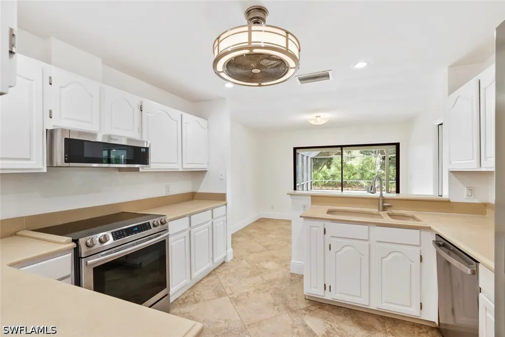 QUEENS WAY E Naples, FL 34112