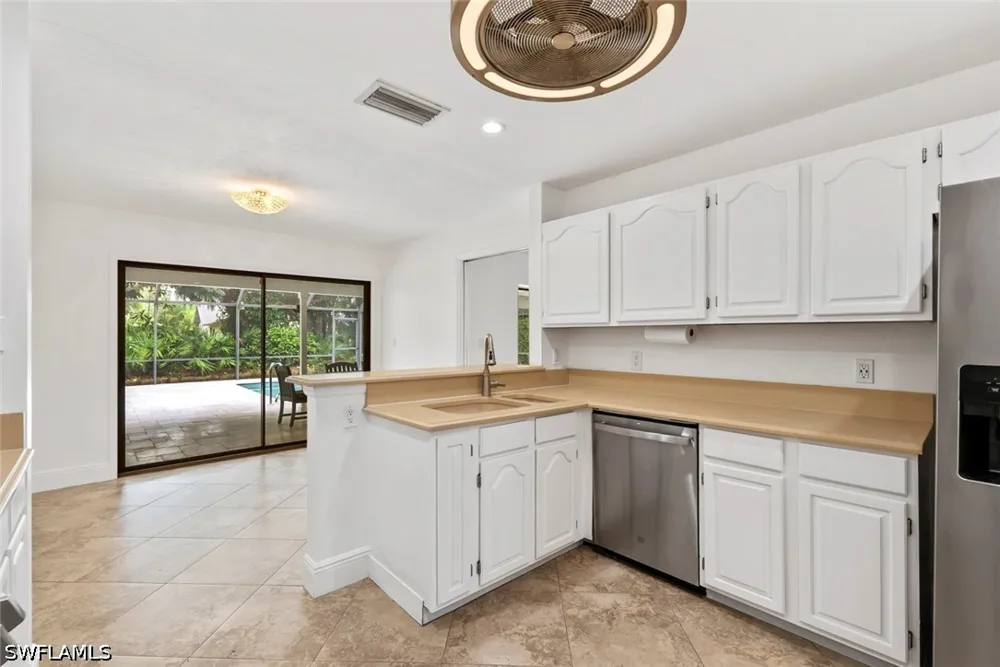 QUEENS WAY E Naples, FL 34112