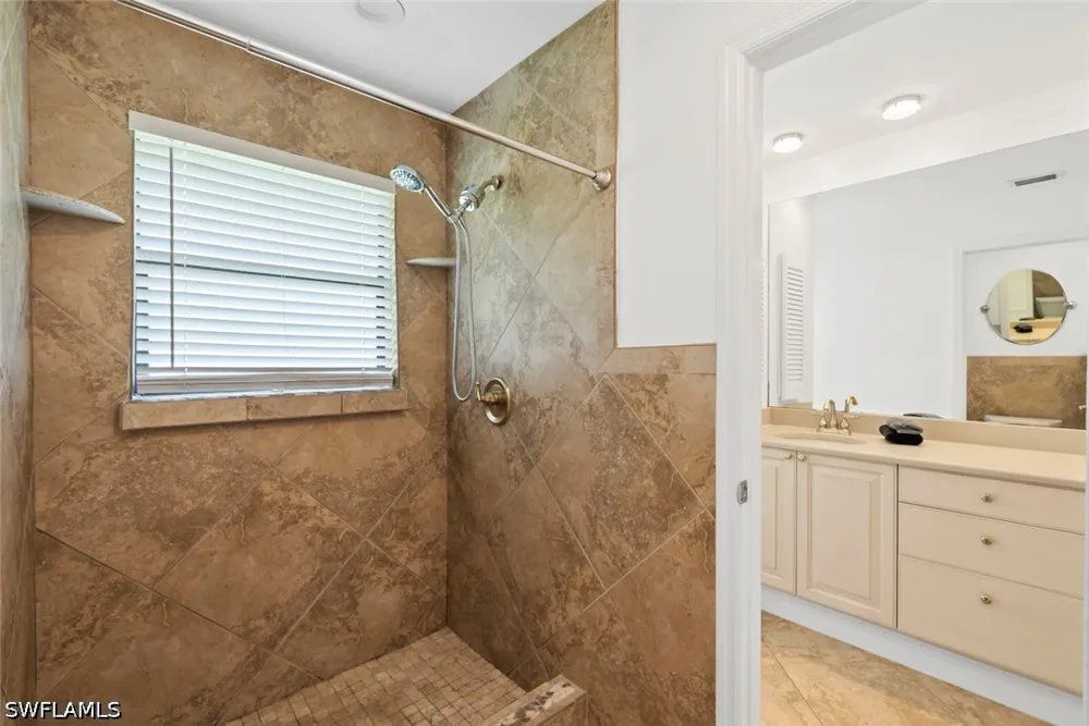 QUEENS WAY E Naples, FL 34112
