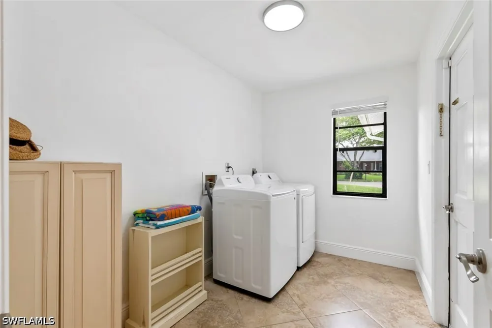QUEENS WAY E Naples, FL 34112