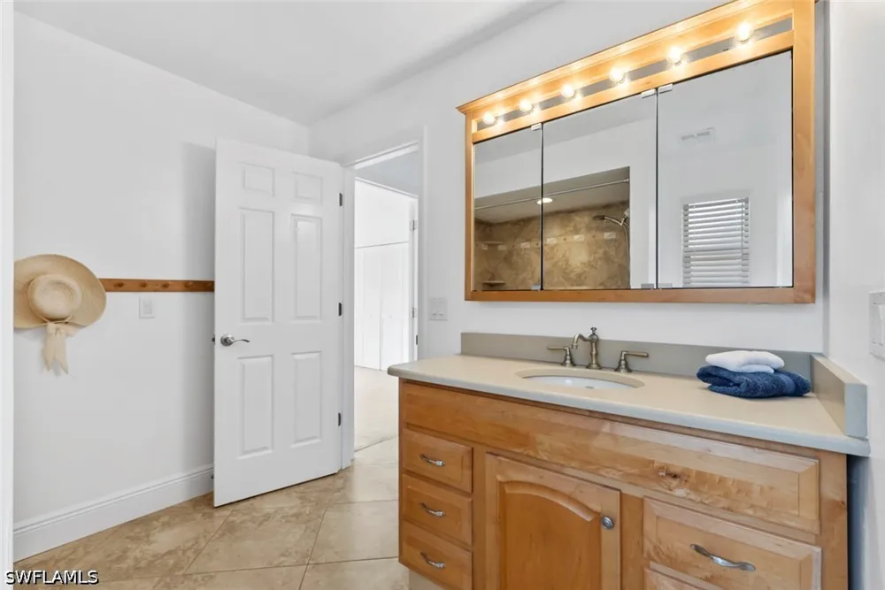 QUEENS WAY E Naples, FL 34112