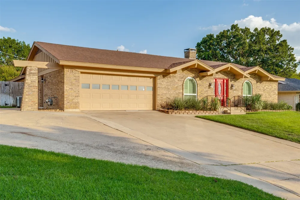 6316 Tosca Drive Haltom City, TX 76180