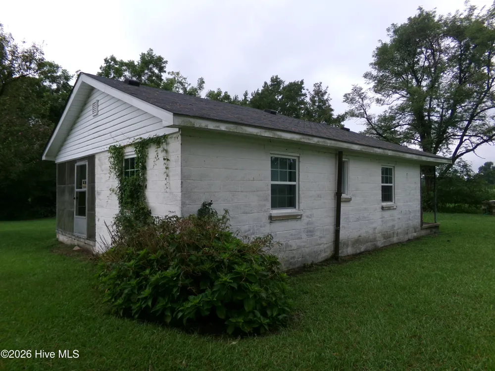 2862 E White Pond Road Fairmont, NC 28340