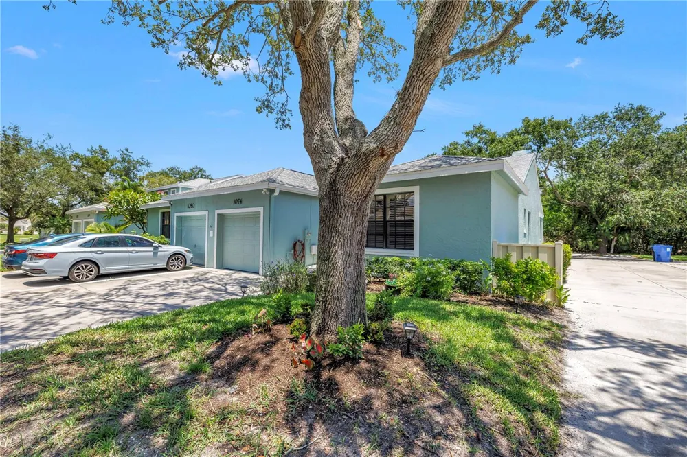 1074 SANABEL COURT NE St Petersburg, FL 33702