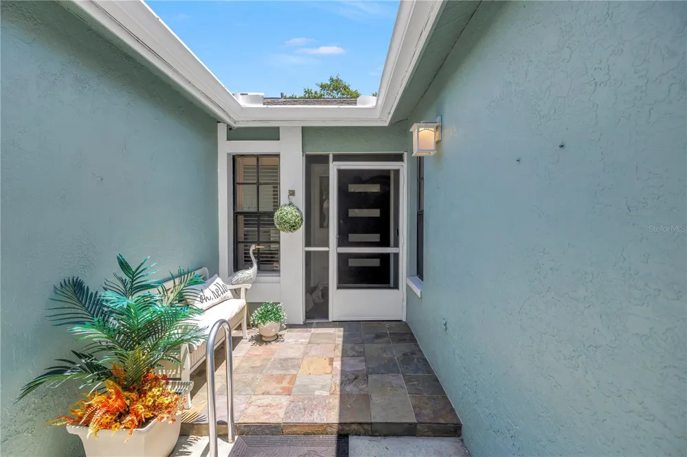 1074 SANABEL COURT NE St Petersburg, FL 33702