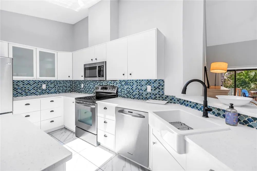1074 SANABEL COURT NE St Petersburg, FL 33702