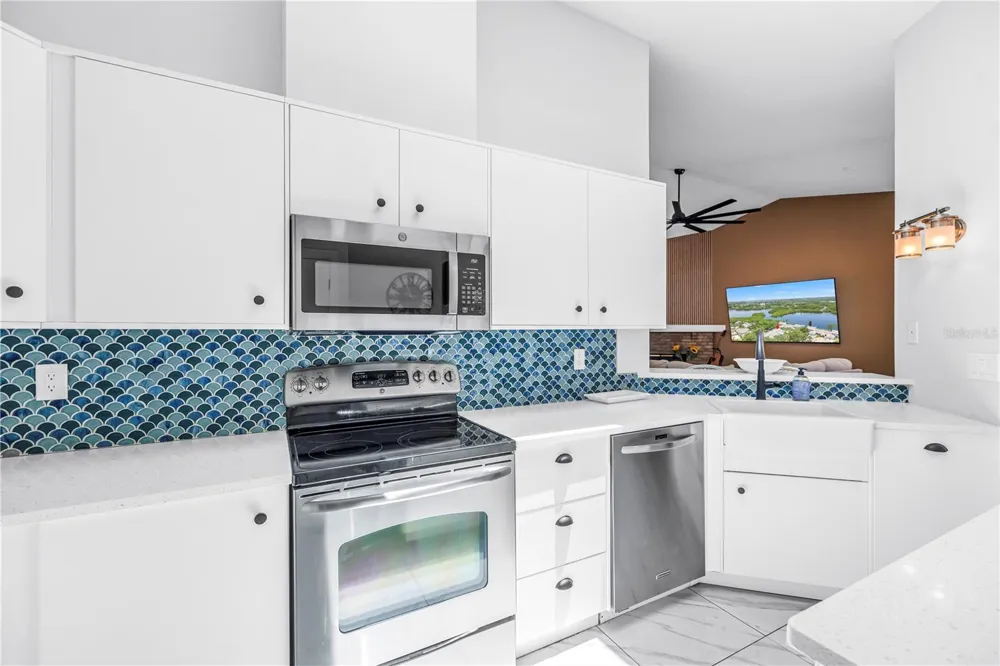 1074 SANABEL COURT NE St Petersburg, FL 33702