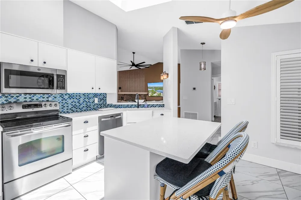1074 SANABEL COURT NE St Petersburg, FL 33702