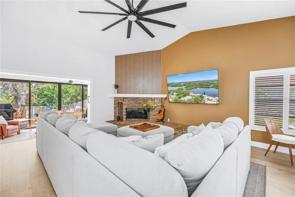 1074 SANABEL COURT NE St Petersburg, FL 33702
