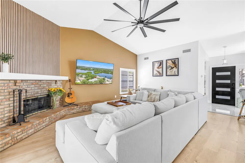1074 SANABEL COURT NE St Petersburg, FL 33702