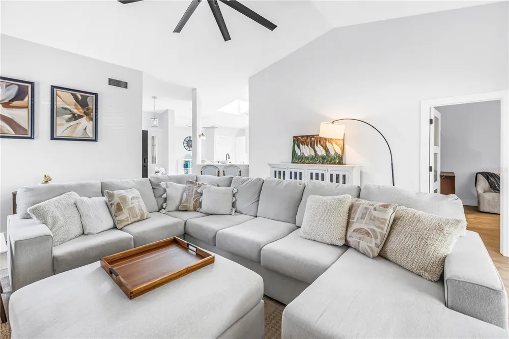 1074 SANABEL COURT NE St Petersburg, FL 33702