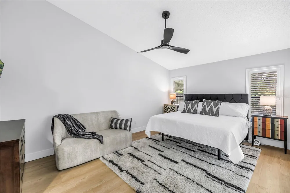 1074 SANABEL COURT NE St Petersburg, FL 33702