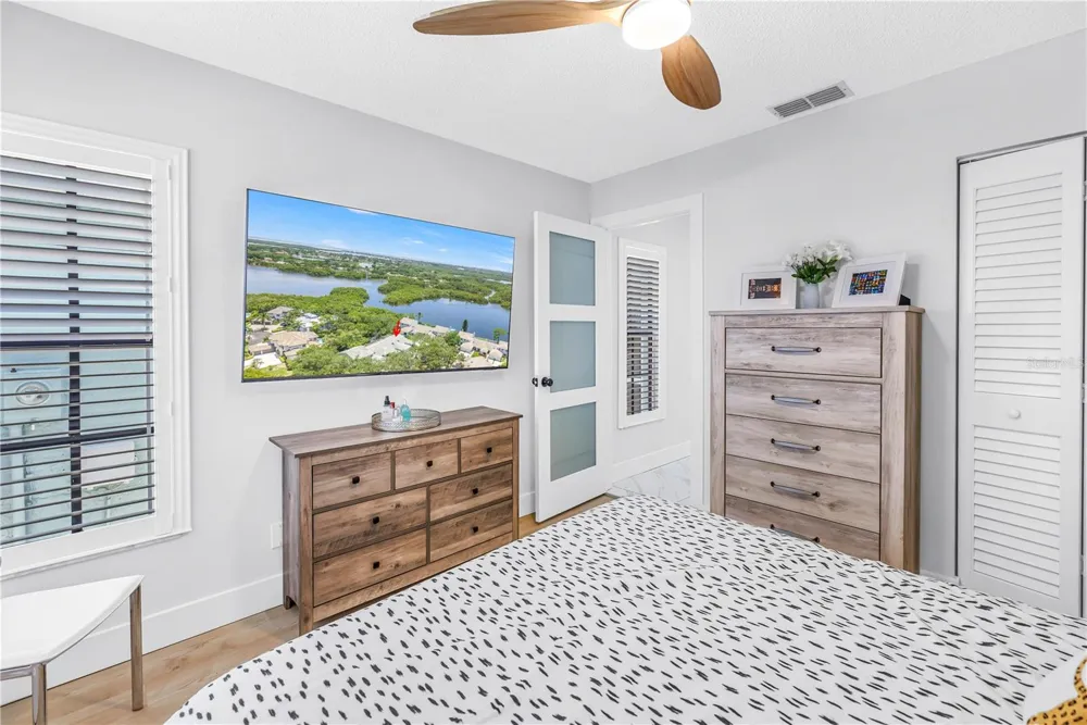 1074 SANABEL COURT NE St Petersburg, FL 33702