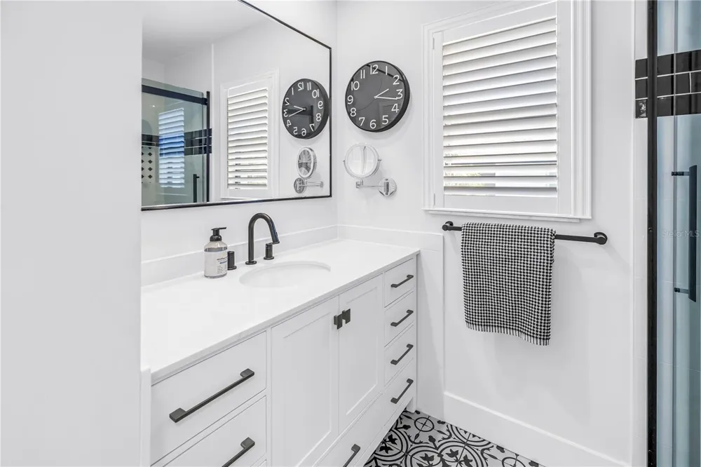 1074 SANABEL COURT NE St Petersburg, FL 33702