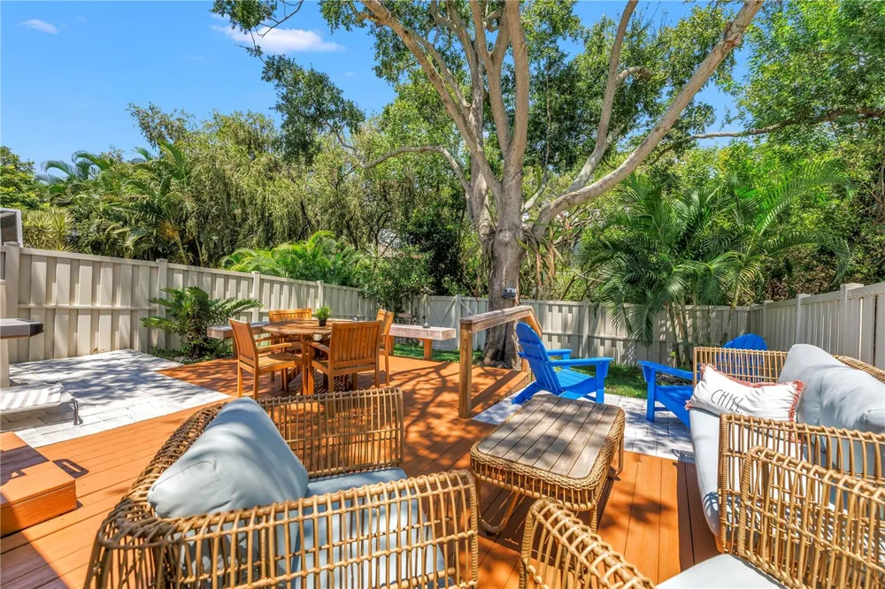 1074 SANABEL COURT NE St Petersburg, FL 33702