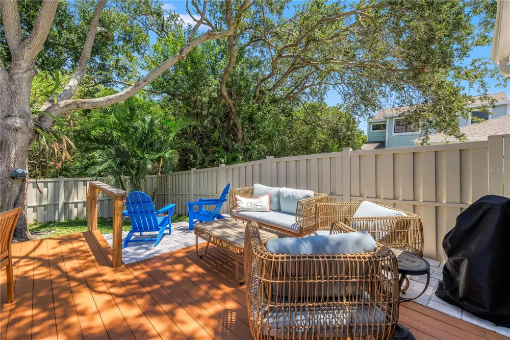 1074 SANABEL COURT NE St Petersburg, FL 33702