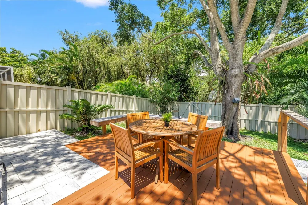 1074 SANABEL COURT NE St Petersburg, FL 33702