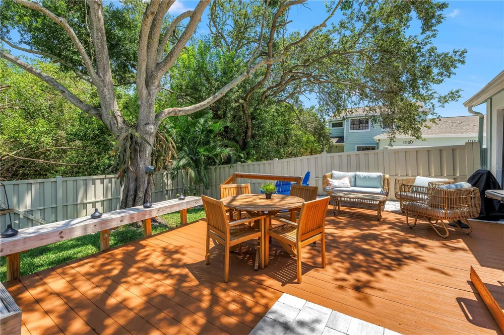 1074 SANABEL COURT NE St Petersburg, FL 33702