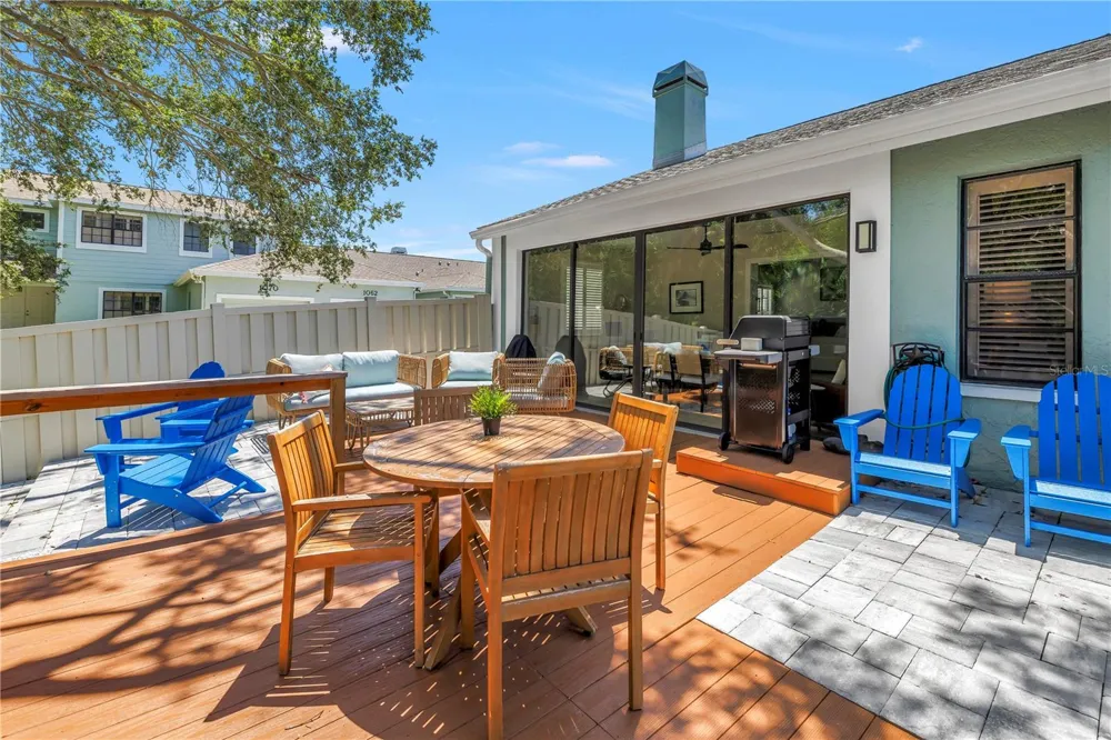 1074 SANABEL COURT NE St Petersburg, FL 33702