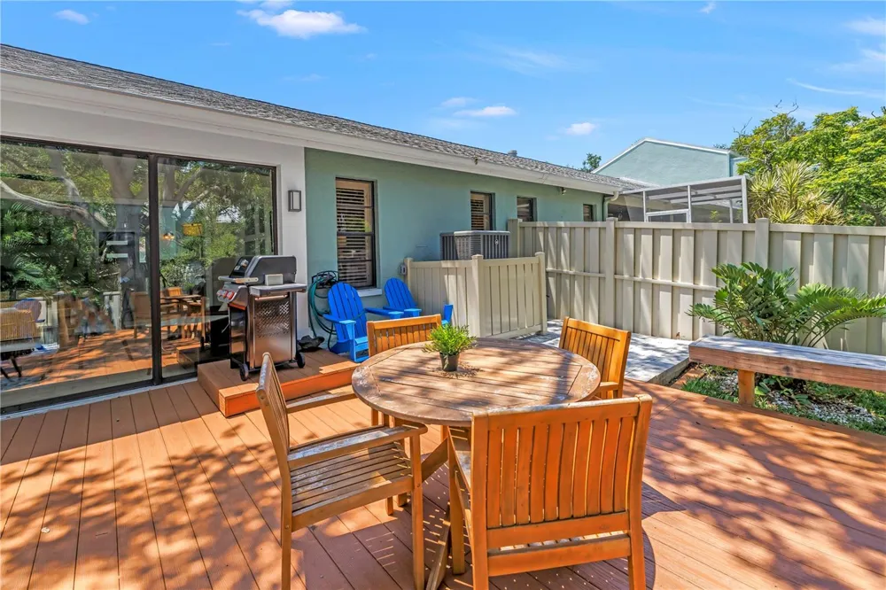 1074 SANABEL COURT NE St Petersburg, FL 33702